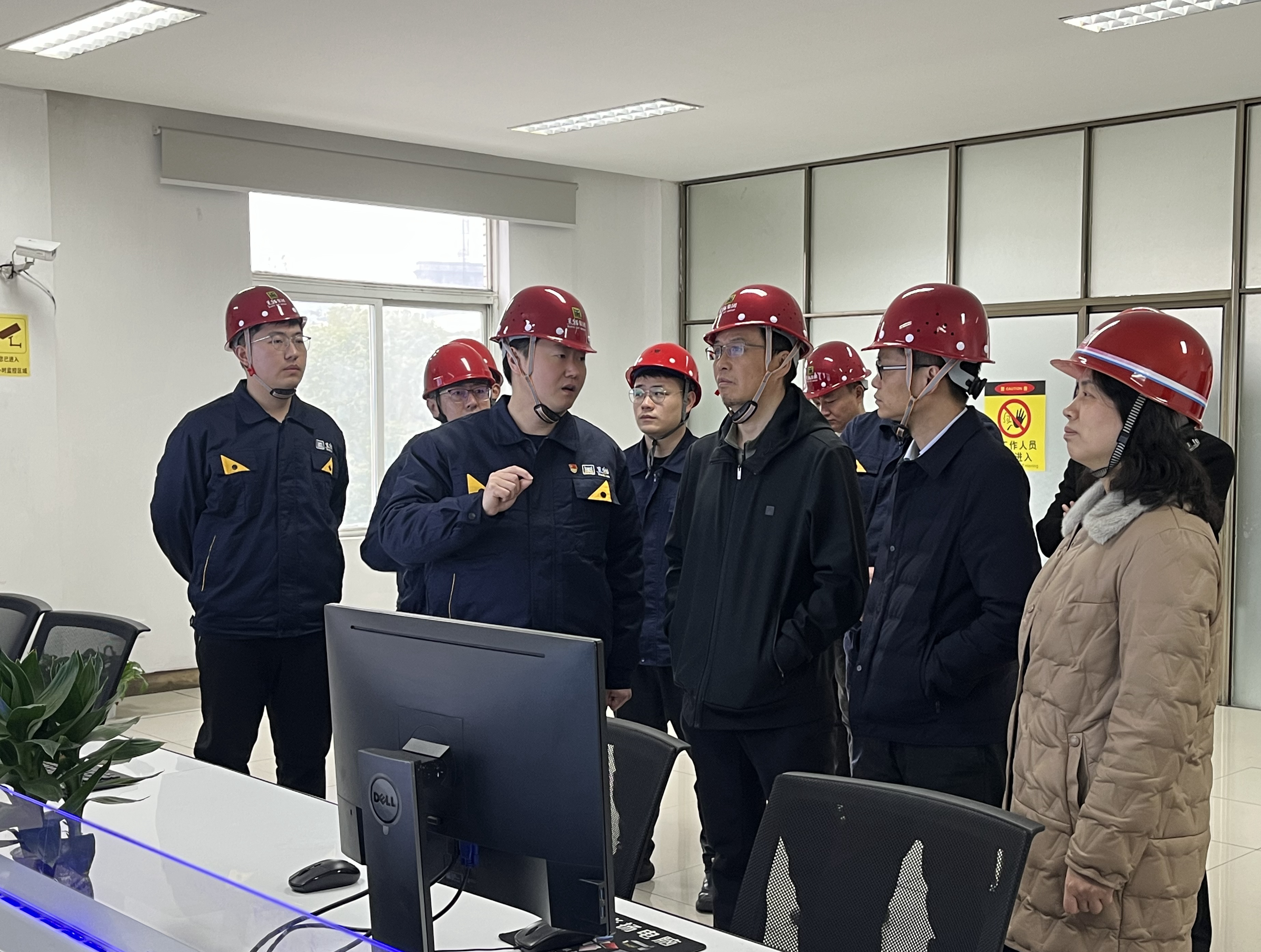 圖1 炭黑5、6號(hào)生產(chǎn)線調(diào)控室（集團(tuán)總部 彭佳敏攝）.jpg